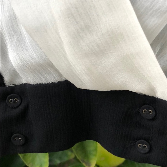 Delicate top with unique style - Picture 3 of 5